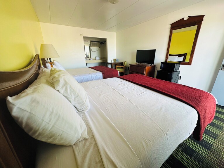 2 Queen Hotel Room Near Cedar Point - Sandusky, OH