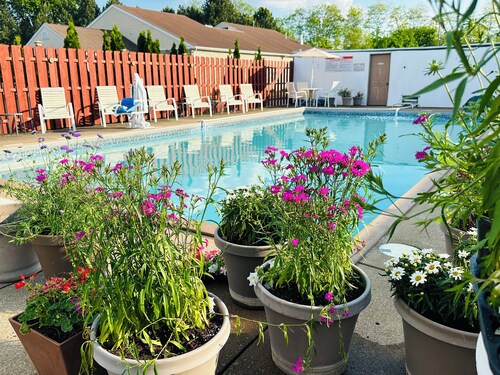 2 Queen Guest Room 3 Miles to Cedar Point!