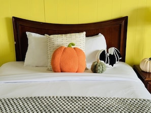 1 bedroom, free WiFi, bed sheets - Happy HalloWeekends! 3 Miles to Cedar Point (Sandusky)