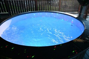 Bañera de hidromasaje al aire libre