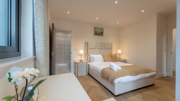Luxury Penthouse, 3 Bedrooms, City View | Individually furnished, desk, iron/ironing board, free WiFi