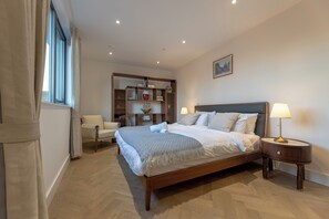 Penthouse Mewah, 3 kamar tidur, pemandangan kota | Dilengkapi dengan perabotan berbeda-beda dan meja kerja