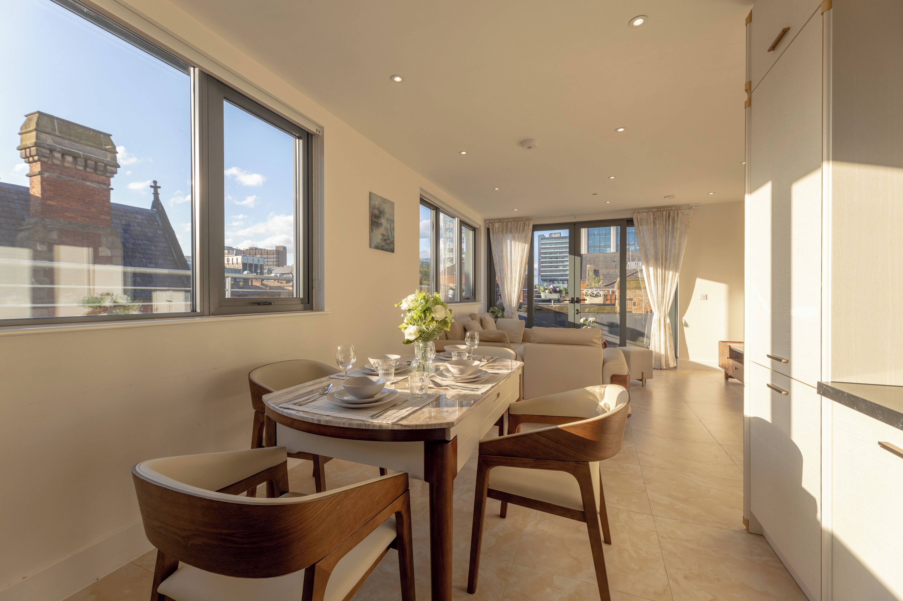 Penthouse de lujo, 3 habitaciones, vista a la ciudad | Área de sala de estar | Piso con calefacción 