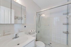 Haartrockner, Handtücher, Seife, Shampoo