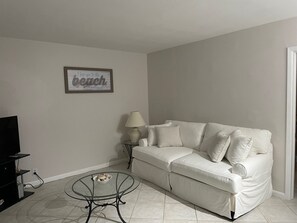Living area - Beautiful Condo a few steps from the beach (North Redington Beach)