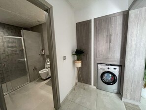 Dusj, hårføner, håndklær og såpe