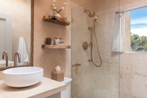 Shower, eco-friendly toiletries, hair dryer, towels - Happy Ram: Views! Beautiful. Peaceful. Upscale. Secluded. (Santa Fe)