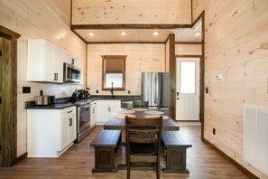 Køleskab, mikrobølgeovn, ovn, kogeplade