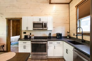 Køleskab, mikrobølgeovn, ovn, kogeplade