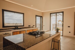 Microwave, oven, stovetop, dishwasher - Villa Seaweeds (El Roque)