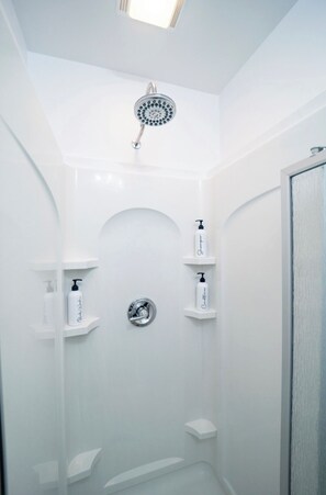 Chuveiro, secador de cabelo, toalhas de banho, sabonete