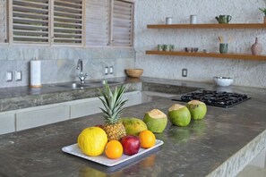 Refrigerador, microondas, lavavajillas y cafetera y tetera