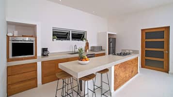 Kylskåp, mikrovågsugn, ugn och diskmaskin