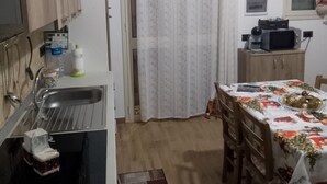 冷蔵庫、電子レンジ、オーブン、コンロ