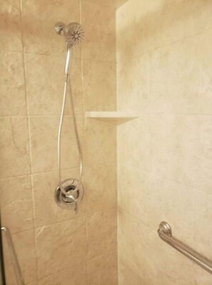 Shower, hair dryer, towels, soap - Cute Condo with Pool (Huddleston)