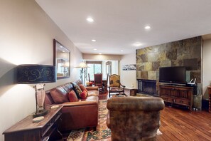 TV, fireplace, table football, ping pong - Ideally located condo with pool & hot tub, next to Vail Golf Club/Nordic Center (Vail)