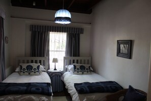 2 bedrooms, iron/ironing board, free WiFi, bed sheets - Charming 3-bed Cottage in Beaufort West (Beaufort West)