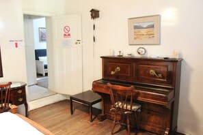 2 bedrooms, iron/ironing board, free WiFi, bed sheets - Charming 3-bed Cottage in Beaufort West (Beaufort West)