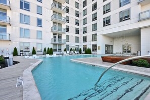 Outdoor pool - Global Luxury Suites Buckhead Atlanta (Atlanta)