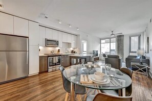 Appartement Luxe, 2 chambres | Restauration dans la chambre