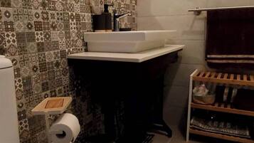 Douche, sĂšche-cheveux, serviettes fournies, savon