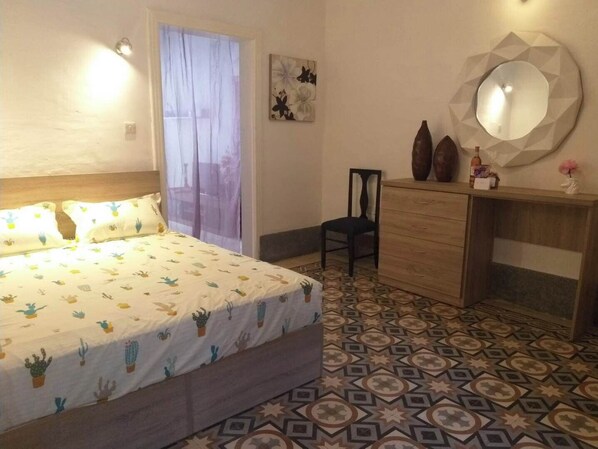 2 室のベッドルーム、アイロン / アイロン台、WiFi (無料)、ベッドシーツ