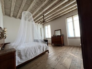 5 habitaciones, tabla de planchar con plancha y wifi 