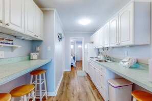 Kjøleskap, mikrobølgeovn, ovn og kokeplater