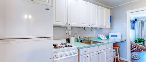 Réfrigérateur, micro-ondes, four, plaque de cuisson