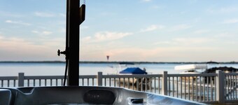 Houghton Lake 6 BR/3.5 BA Home HOT TUB/BBQ/Sleeps 16