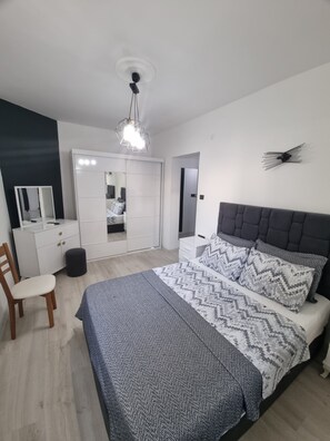 Rom – deluxe, byutsikt | Skrivebord, skrivebord for bærbar PC og lydisolert