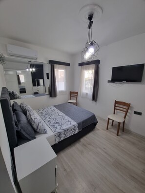 Rom – deluxe, byutsikt | Skrivebord, skrivebord for bærbar PC og lydisolert