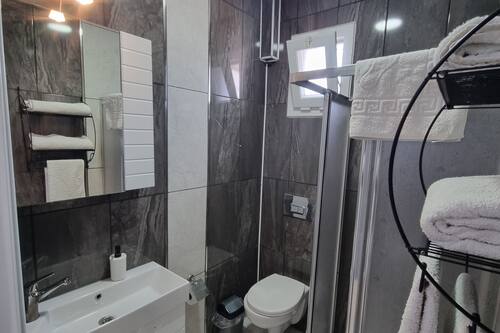 Camera Economy, vista città | Bagno | Doccia, soffione a pioggia, asciugacapelli, asciugamani