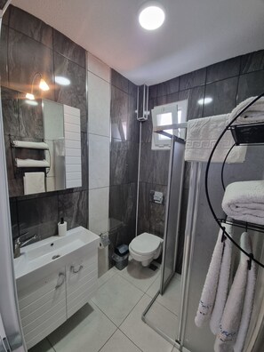 Economy Room, City View | Bathroom | Shower, rainfall showerhead, hair dryer, towels - Kardelen Otel (Bodrum)