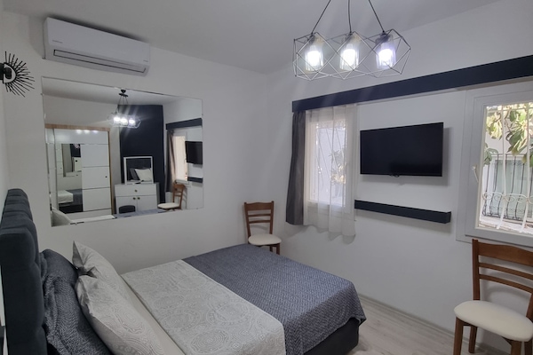 Deluxe Room, City View | Desk, laptop workspace, soundproofing, free rollaway beds