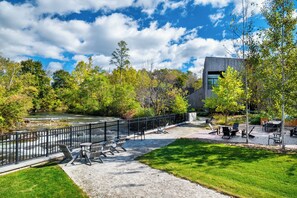 Outdoor dining - Luxury 2 Bedroom 2 Bathroom Loft Apartment In Williamstown With Great Amenities! (Williamstown)