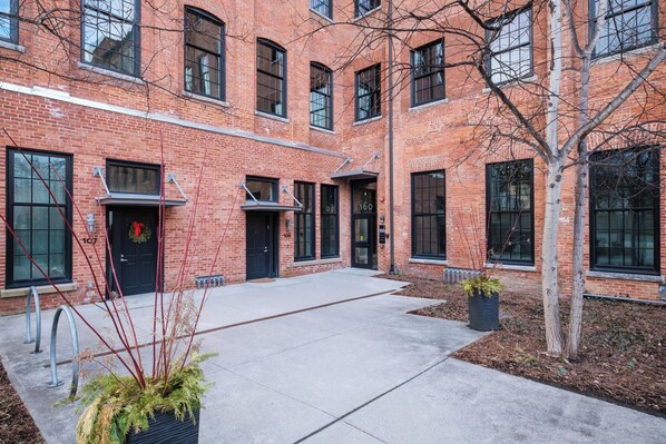 Exterior - Luxury 2 Bedroom 2 Bathroom Loft Apartment In Williamstown With Great Amenities! (Williamstown)