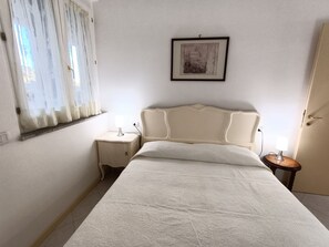 3 habitaciones, tabla de planchar con plancha y cuna de viaje 