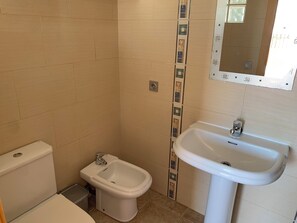 مجففات شعر، مراحيض شطف، مناشف، صابون