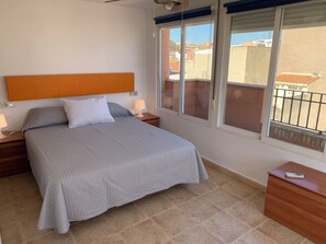 2 عدّة غرف نوم وسرير سفر وواي فاي وملاءات أسرّة