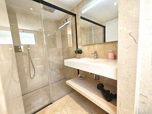 Dusche, Haartrockner, Handtücher