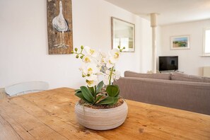 Smart TV - Whytecroft -Fabulous Family Fun! - Pass the Keys (Camber)