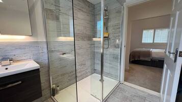 SĂšche-cheveux, serviettes fournies