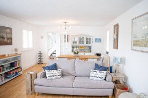 Smart TV - Whytecroft -Fabulous Family Fun! - Pass the Keys (Camber)