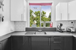 Kjøleskap, mikrobølgeovn, ovn og oppvaskmaskin