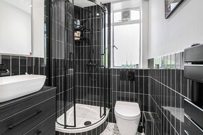 Douche, sèche-cheveux, serviettes fournies, savon