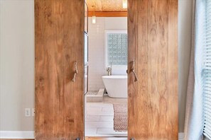 Douche, serviettes fournies, shampoing