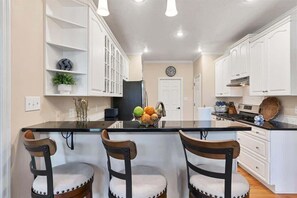 Fridge, microwave, oven, stovetop - Serene Retreat in Pinehurst for Six (Pinehurst)