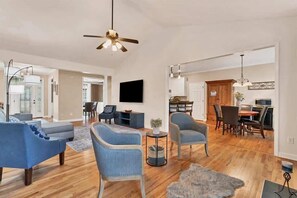 TV, lareira, escritórios