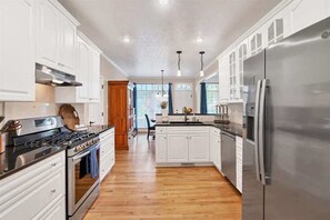 Køleskab, mikrobølgeovn, ovn, kogeplade